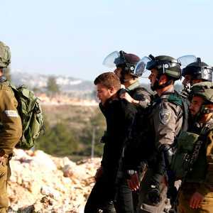 جنود إسرائيليون يعتقلون شابا فلسطينيا - أرشيف.