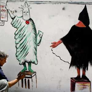 القاسمي صاحب صورة المعتقل الشهيرة التي هزت ضمير العالم