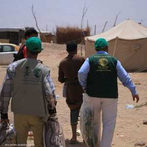 مركز الملك سلمان للإغاثة يوزعون مساعادات انسانية في اليمن