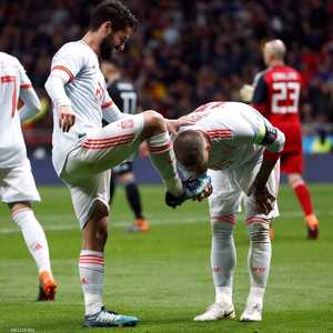 قبلة لأقدام إسكو من كابتن المنتخب راموس