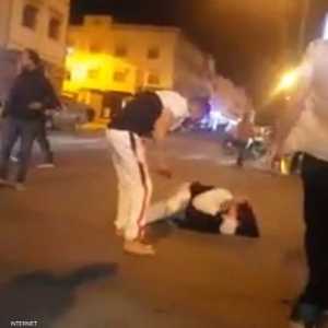 لقطة من فيديو يظهر رجل وهو يضرب زوجتته وسط الشارع.