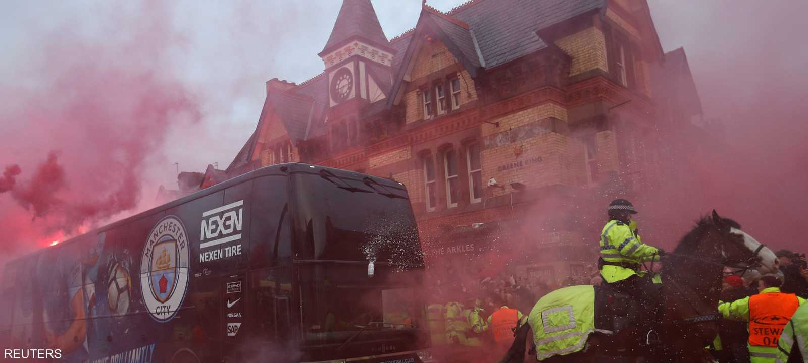 رشقت جماهير ليفربول حافلة مانشستر سيتي بالزجاجات
