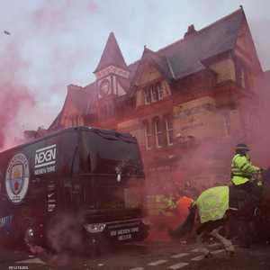 رشقت جماهير ليفربول حافلة مانشستر سيتي بالزجاجات