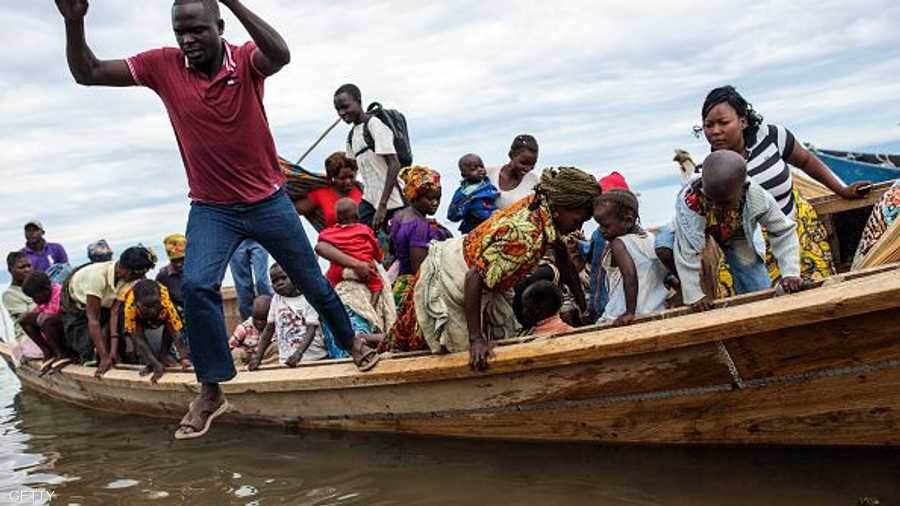 اللاجئون يصلون إلى أوغندا على متن قوارب خشبية صغيرة.