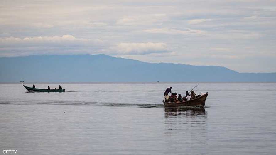 يصل اللاجئون بالقوارب عبر بحيرة ألبرت بين الكونغو وأوغندا.