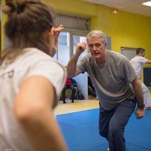 أحد مرضى باركنسون يتلقى حصة رياضية.