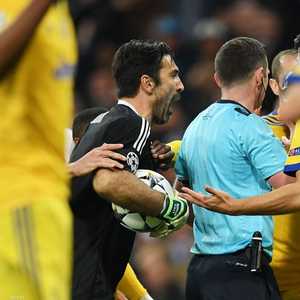 بوفون يلاحق حكم المباراة بعد احتساب ركلة الجزاء