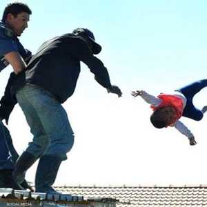 الأب ألقى طفلته من فوق المبنى