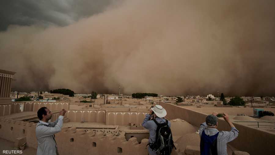 اجتاحت العاصفة الرملية محافظة يزد بوسط البلاد
