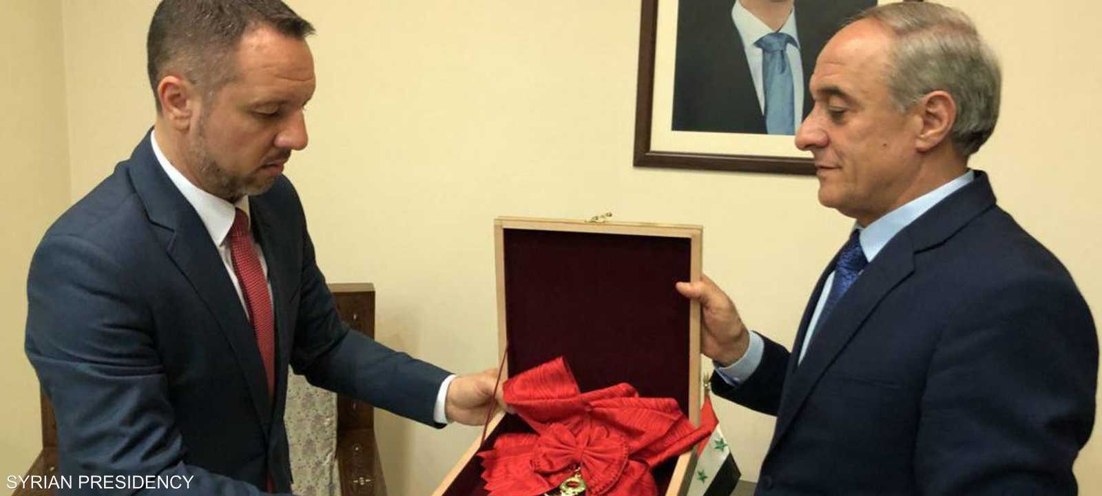 صورة لرد وسام جوقة الشرف عبر السفارة الرومانية في دمشق