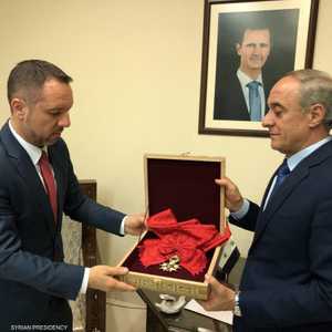 صورة لرد وسام جوقة الشرف عبر السفارة الرومانية في دمشق