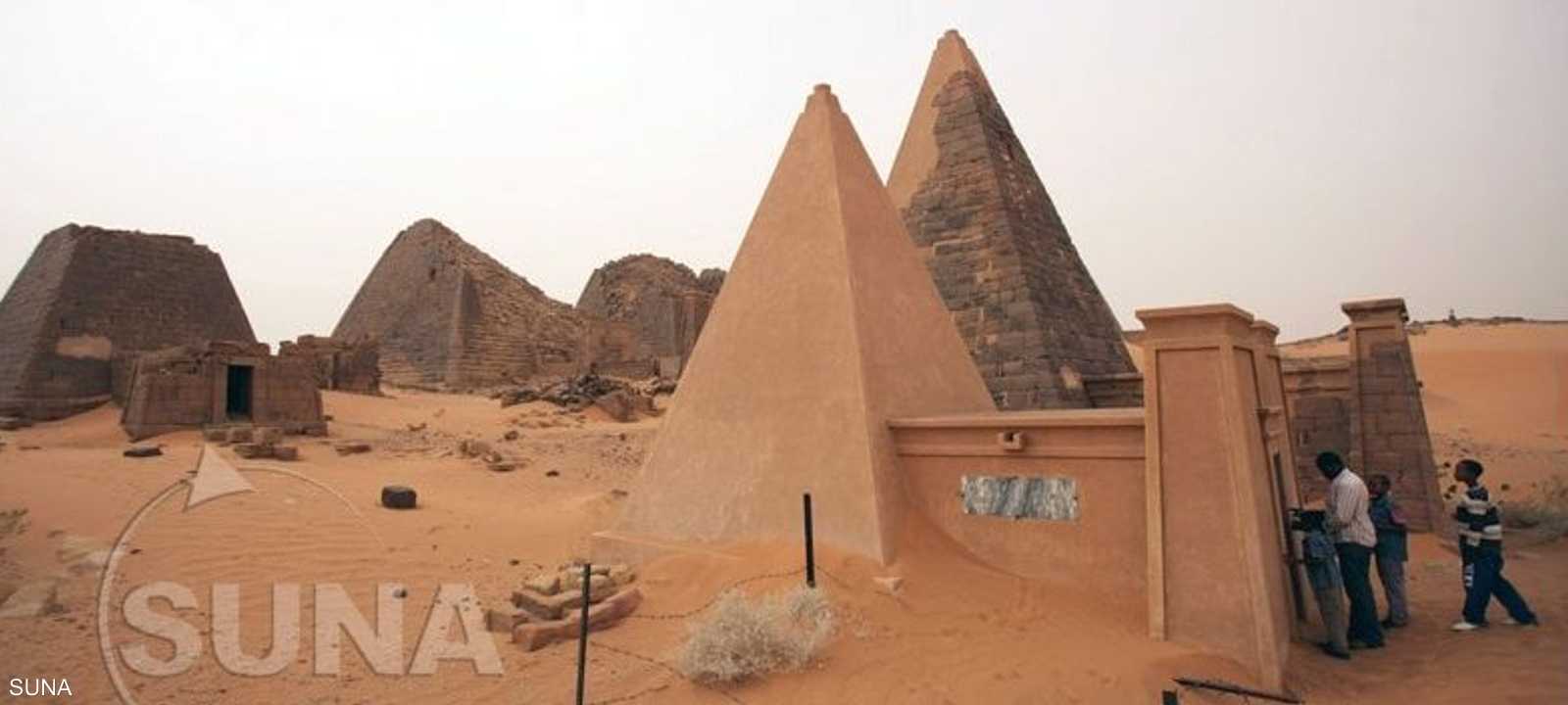 عشرات الأهرامات منتشرة في السودان.