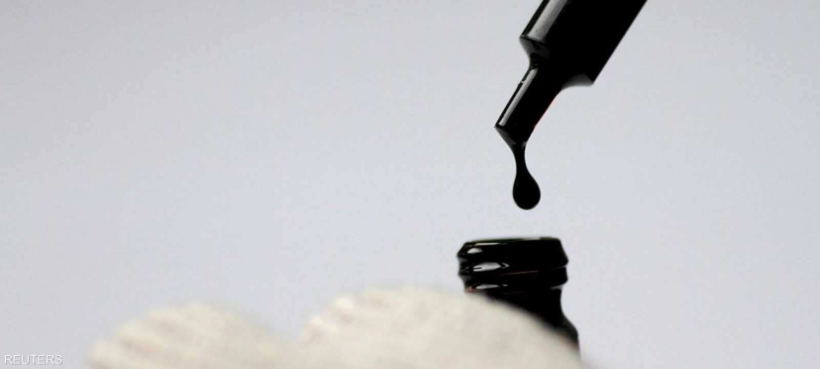 فحص لإحدى عينات خام النفط