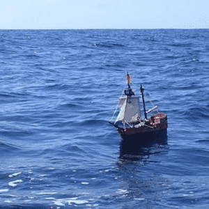 القارب اللعبة يبحر في المحيط الأطلسي