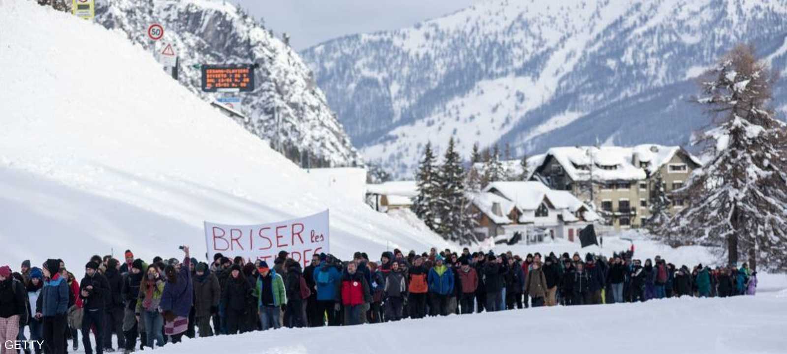 صورة لتظاهرة مؤيدة للهجرة بين فرنسا وإيطاليا