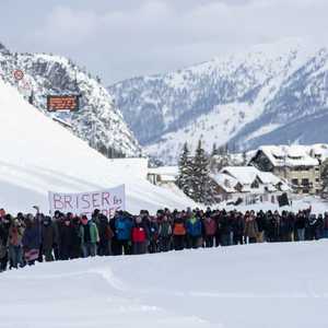 صورة لتظاهرة مؤيدة للهجرة بين فرنسا وإيطاليا