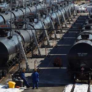 النفط يرتفع لمستويات قياسية