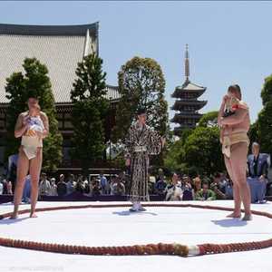 أبطال السومو يستعينون ببكاء الرضع