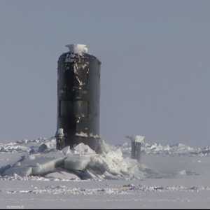 غواصة نووية تكسر ثلج القطب الشمالي