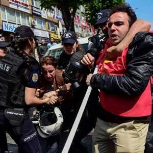 تم اعتقال المتظاهرين بخشونة