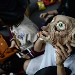 أحد معجبي دوبي (الجني المنزلي) يرتدي قناعه