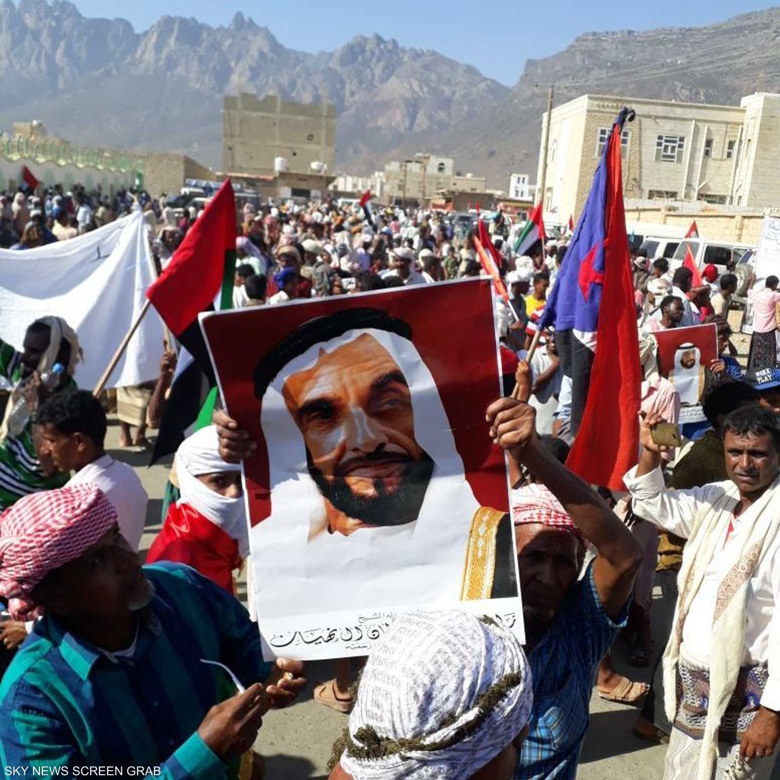 رفع المشاركون صور الراحل الشيخ زايد بن سلطان