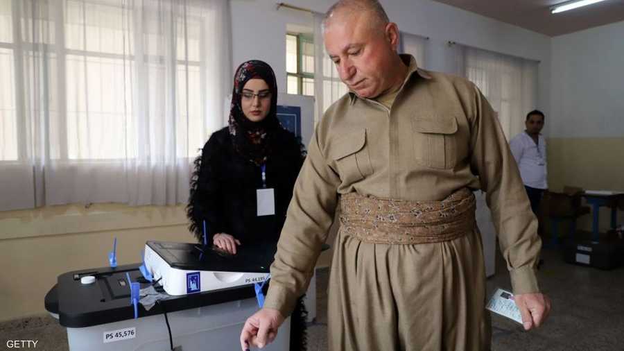 رجل يصوت بالزي الكردي التقليدي