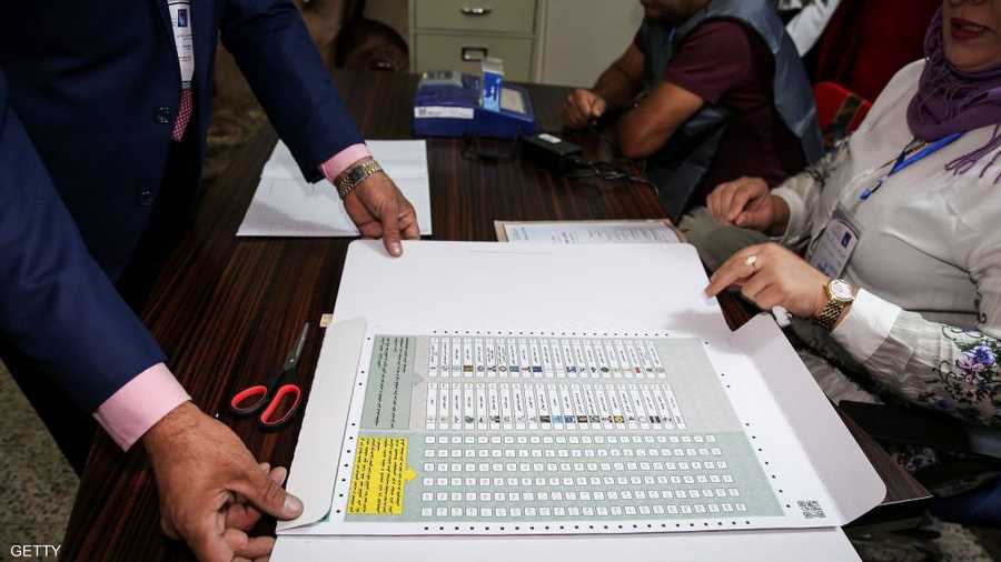 لائحة بقوائم الأحزاب في أحد مراكز التصويت
