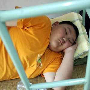 النوم لوقت كاف يساعد على خسارة الوزن