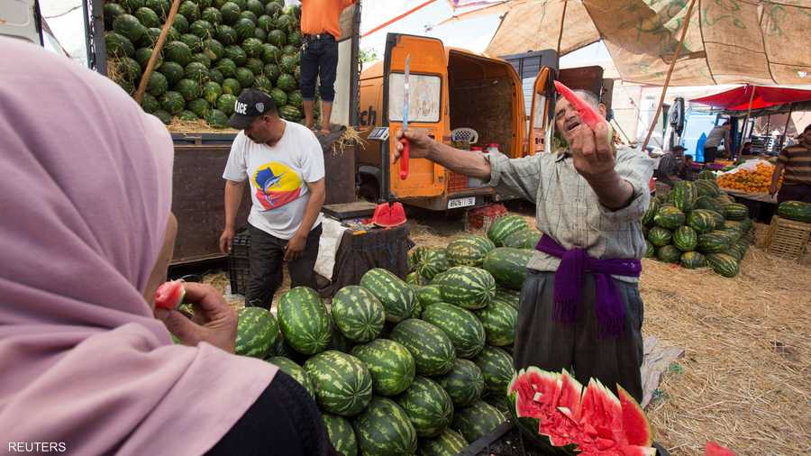مغربي يبيع الفاكهة قبل ساعات من أول يوم صيام