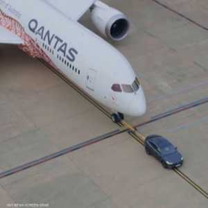 سيارة كهربائية تسحب بوينغ عملاقة