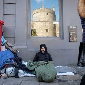 مشرد في أحد الشوارع.