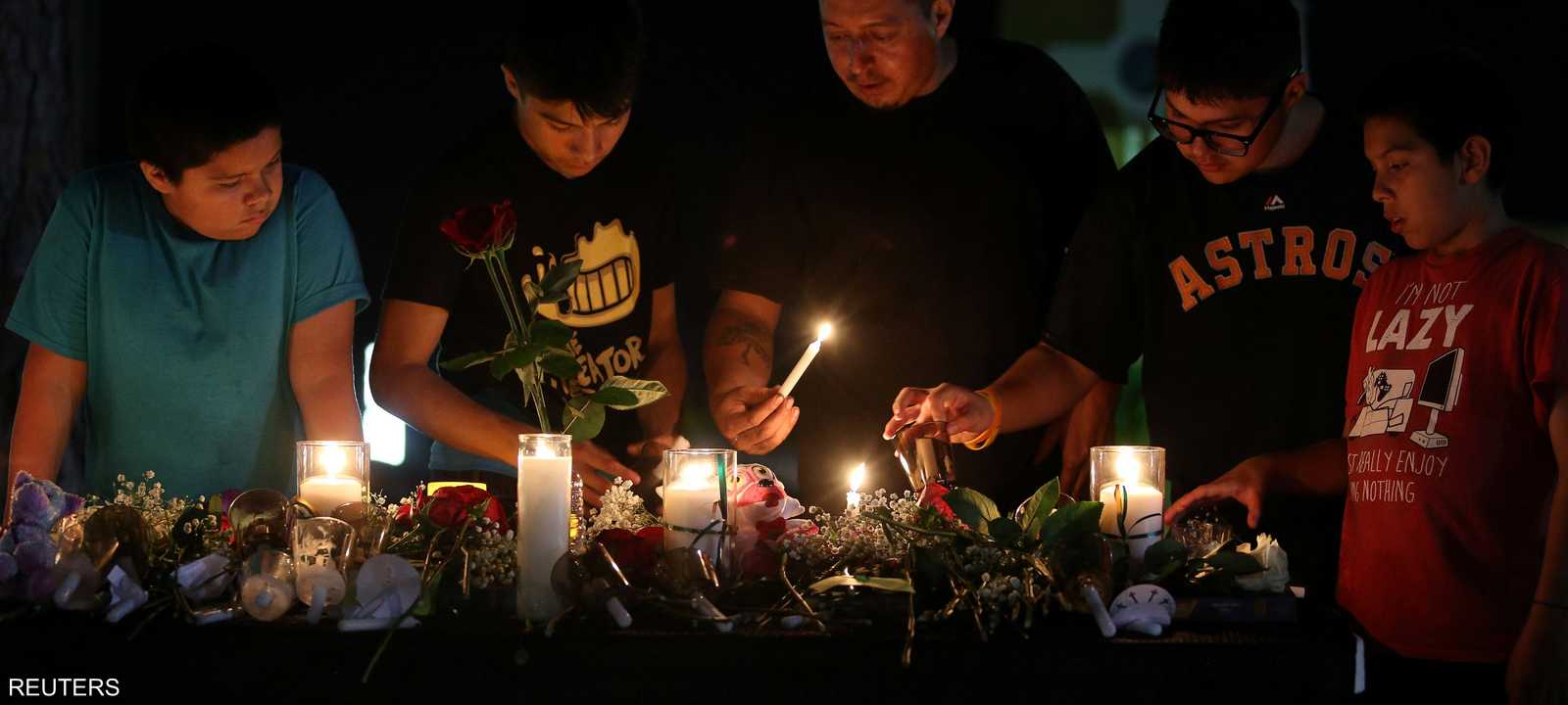 يضيئون الشموع على أرواح ضحايا مجزرة مدرسة تكساس