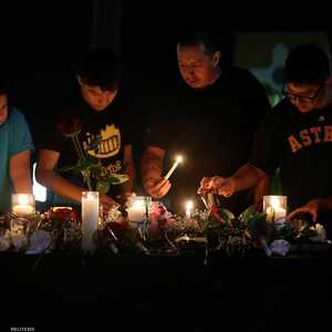 يضيئون الشموع على أرواح ضحايا مجزرة مدرسة تكساس