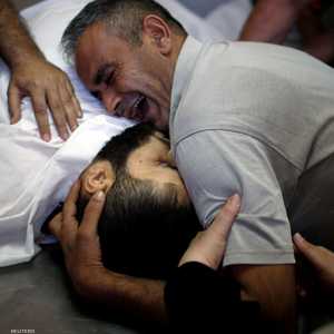 يودع ابنه الذي قضى برصاص إسرائيلي في مسيرة العودة