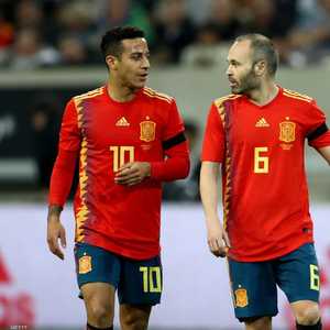 إنييستا سيقود خط الوسط الإسباني