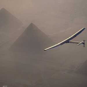 طائرة تعمل بالطاقة الشمسية تحلق فوق مصر