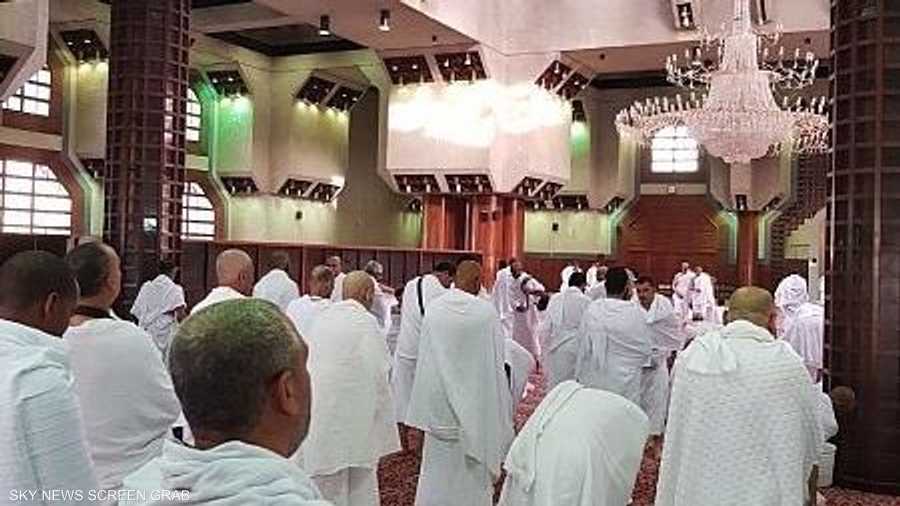 تقدر المسافة بينه وبين باب العمرة بـ 6148 متراً