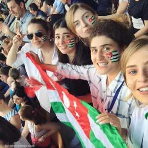 فتيات يرفعن علم أبخازيا (أرشيف)