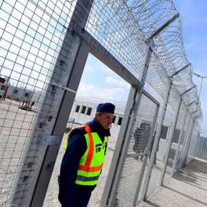 شرطي هنغاري في بوابة حدودية (أرشيف)