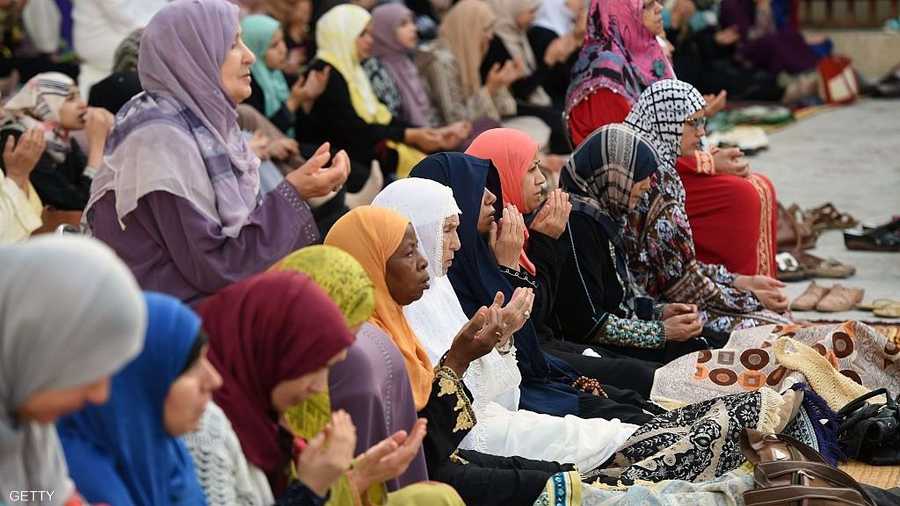 النساء يقبلن على المساجد لأداء صلاة التراويح