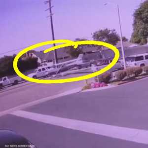 شاهد هبوط طائرة على طريق سيارات