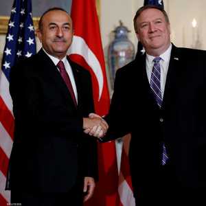 مولود تشاووش أوغلو يصافح نظيره الأميركي في واشنطن