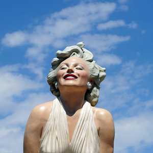 تمثال مونرو المثير للجدل