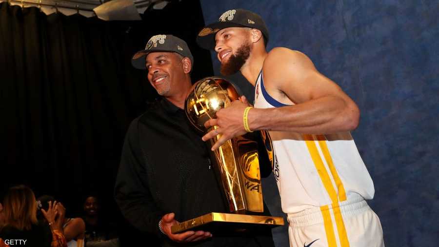 وهنا يحتفل بجوار والده