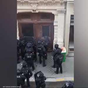 لحظة إنقاذ الشرطة الفرنسية لرهينتين