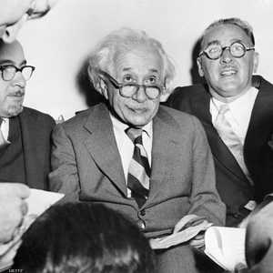 أينشتاين في حفل عيد ميلاده الـ 75