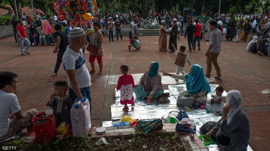 فلبينيون يحتفلون في إحدى الحدائق العامة بالعيد