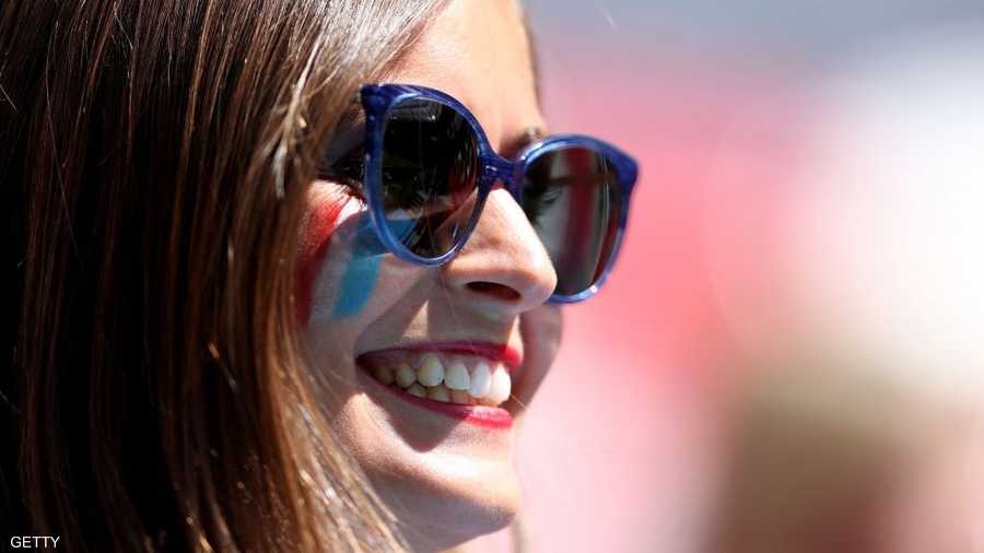 حسناء فرنسية تشجع منتخب الديوك