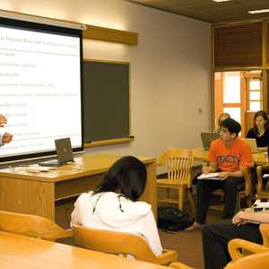 الدكتور عادل محمود رائد في تطوير اللقاحات بالعالم